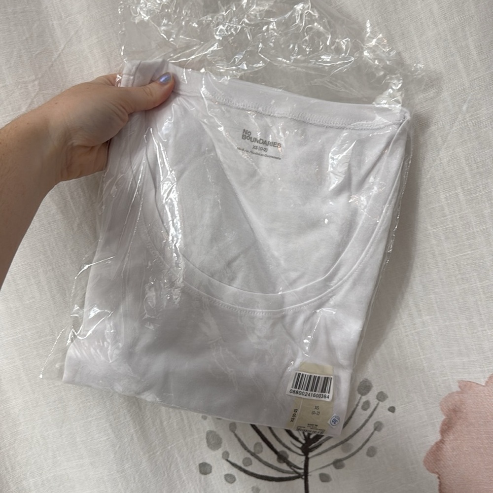 NWT Ladies No Boundaries (NoBo) “vivid white” scoop tee short sleeve t-shirt. XS